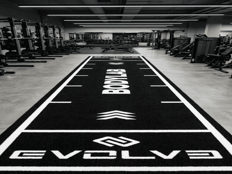 ingegnere che analizza le specifiche del tappeto erboso